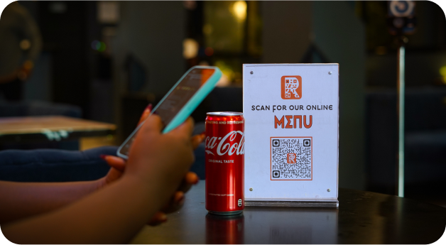 Client scannant un QR code de menu RestoFlow